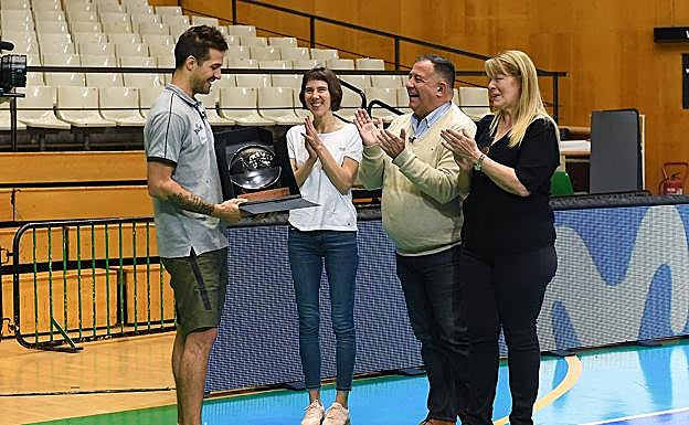 Nico Laprovittola (i), con el trofeo de MVP entregado por sus padres, junto a la novia del jugador. 