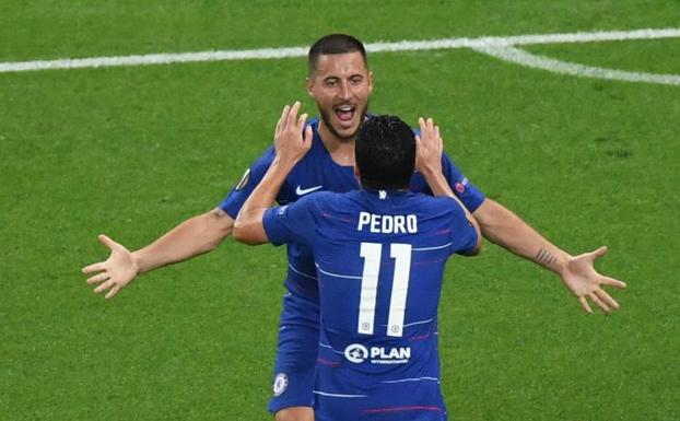 Hazard y Pedro festejan uno de los goles del Chelsea. 