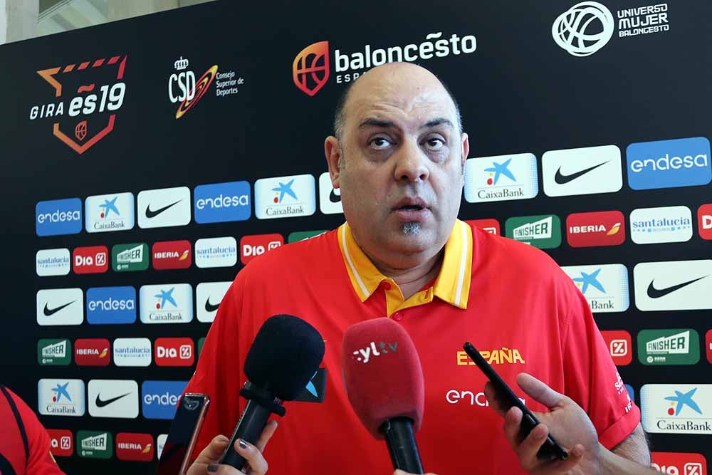 Las jugadoras de Lucas Mondelo se ejercitan de cara a su debut contra Letonia en el cuadrangular del Coliseum Burgos preparatorio para el Europeo de Serbia y Letonia de este verano. 