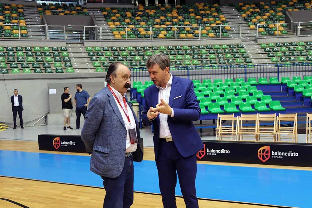 Las jugadoras de Lucas Mondelo se ejercitan de cara a su debut contra Letonia en el cuadrangular del Coliseum Burgos preparatorio para el Europeo de Serbia y Letonia de este verano. 