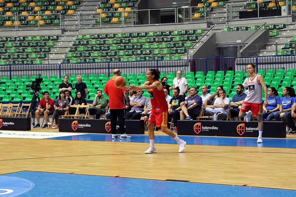 Las jugadoras de Lucas Mondelo se ejercitan de cara a su debut contra Letonia en el cuadrangular del Coliseum Burgos preparatorio para el Europeo de Serbia y Letonia de este verano. 