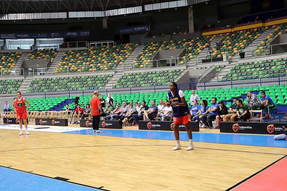 Las jugadoras de Lucas Mondelo se ejercitan de cara a su debut contra Letonia en el cuadrangular del Coliseum Burgos preparatorio para el Europeo de Serbia y Letonia de este verano. 
