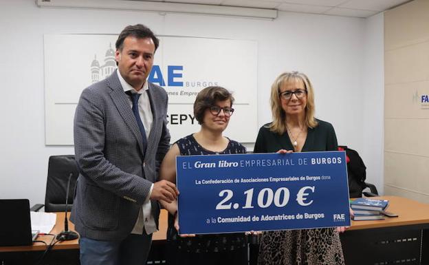 FAE ha entregado un cheque de 2.100 euros a favor de la Comunidad de Adoratrices de Burgos.