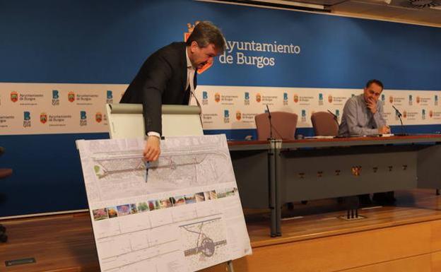 El alcalde de Burgos, Javier Lacalle, en el acto en que presentó el proyecto del aparcamiento en la zona de las Veguillas. 