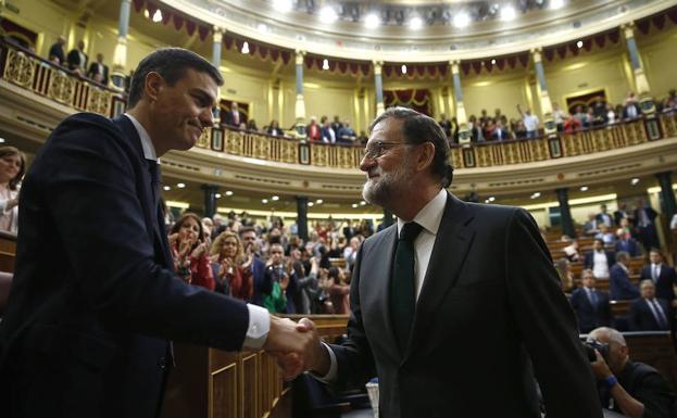 Mariano Rajoy estrecha la mano de Pedro Sánchez tras perder la moción de censura.