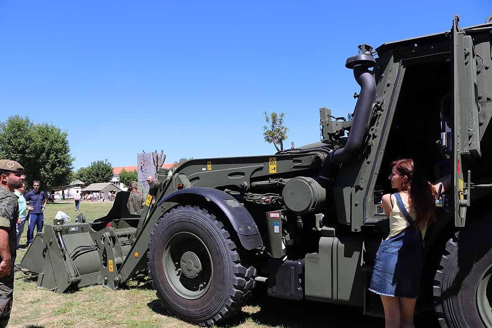 Las unidades militares de Burgos y la Guardia Civil han celebrado el Día de las Fuerzas Armadas con una exhibición de equipamiento y material militar y talleres para grandes y pequeños