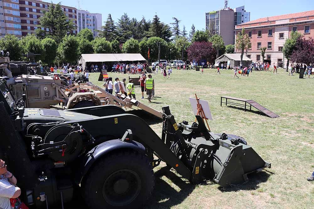 Las unidades militares de Burgos y la Guardia Civil han celebrado el Día de las Fuerzas Armadas con una exhibición de equipamiento y material militar y talleres para grandes y pequeños