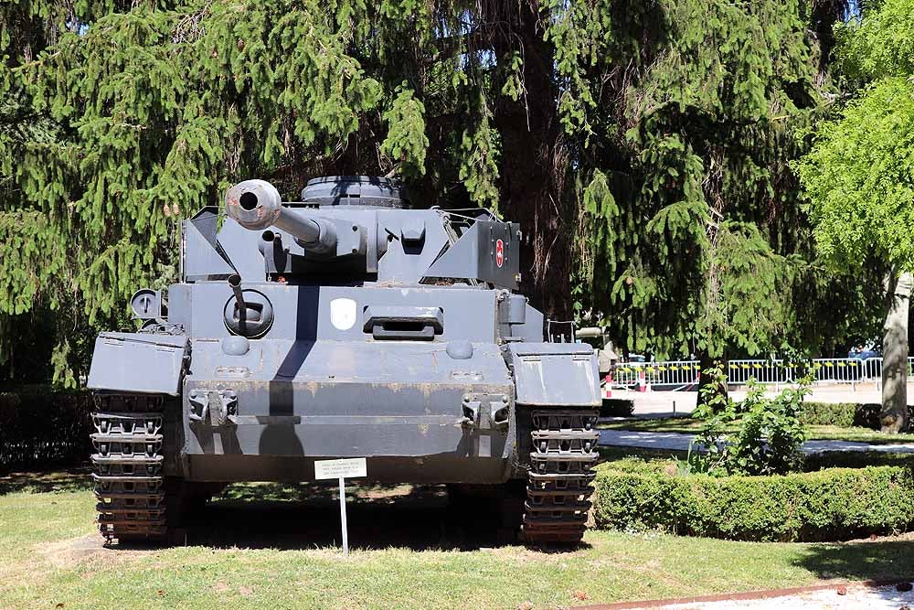 Las unidades militares de Burgos y la Guardia Civil han celebrado el Día de las Fuerzas Armadas con una exhibición de equipamiento y material militar y talleres para grandes y pequeños