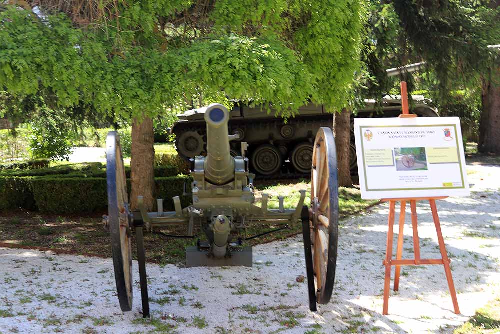 Las unidades militares de Burgos y la Guardia Civil han celebrado el Día de las Fuerzas Armadas con una exhibición de equipamiento y material militar y talleres para grandes y pequeños