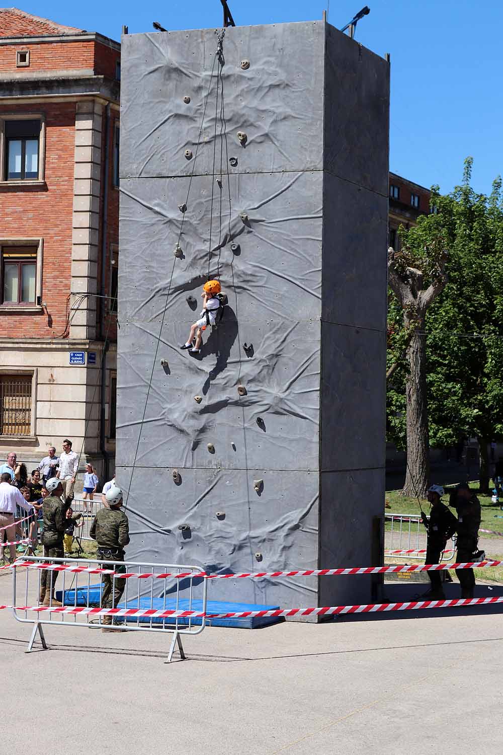 Las unidades militares de Burgos y la Guardia Civil han celebrado el Día de las Fuerzas Armadas con una exhibición de equipamiento y material militar y talleres para grandes y pequeños