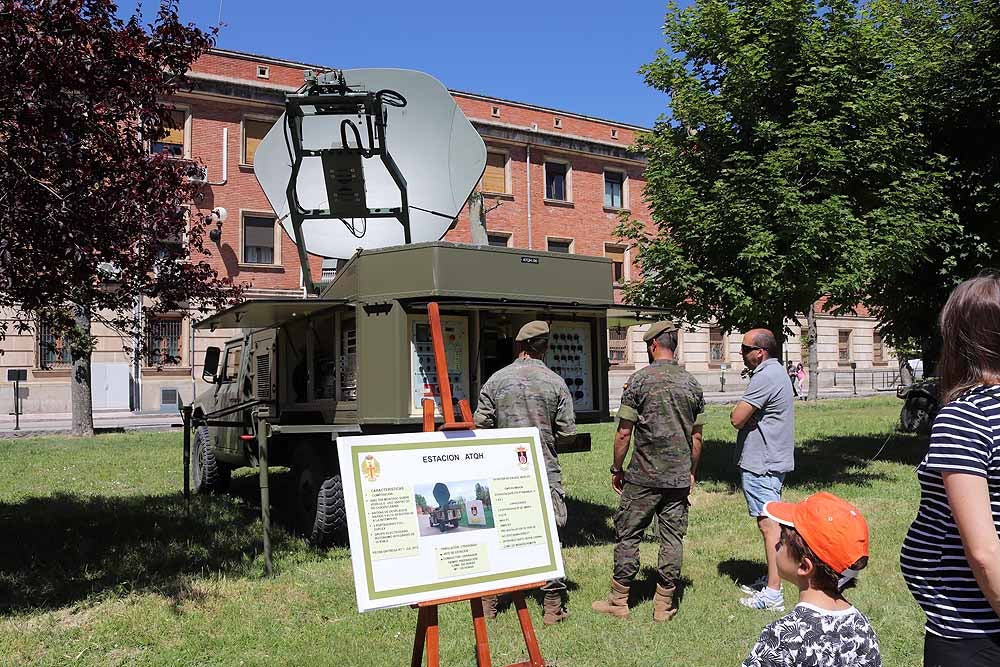 Las unidades militares de Burgos y la Guardia Civil han celebrado el Día de las Fuerzas Armadas con una exhibición de equipamiento y material militar y talleres para grandes y pequeños