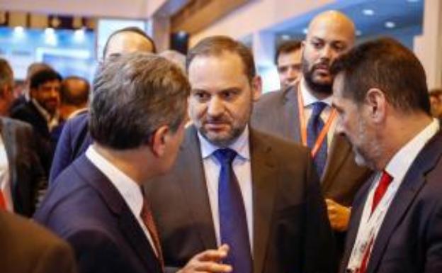 El ministro de Fomento en funciones, José Luis Ábalos (centro), esta semana en el Salón Inmobiliario de Madrid.