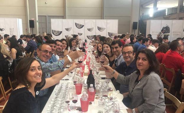 Una mesa de participantes brinda durante la cata celebrada ayer en Aranda