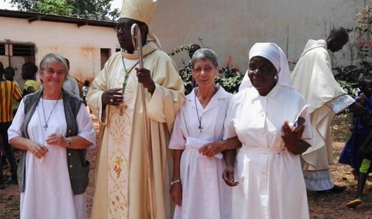 Imagen de Sor Inés Nieves con otros religiosos en República Centroafricana