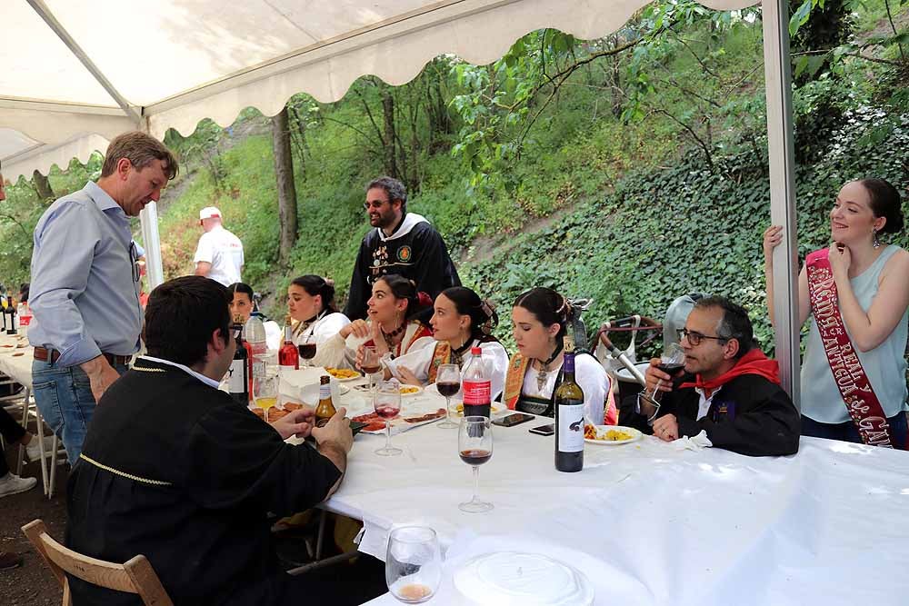 Los concejales del Ayuntamiento de Burgos han dejado a un lado las negociaciones políticas y han repartido la paella de la Romería de la Virgen Blanca | Ha habido guiños a la situación política actual pero el desenlace del Gobierno municipal todavía tardará en llegar