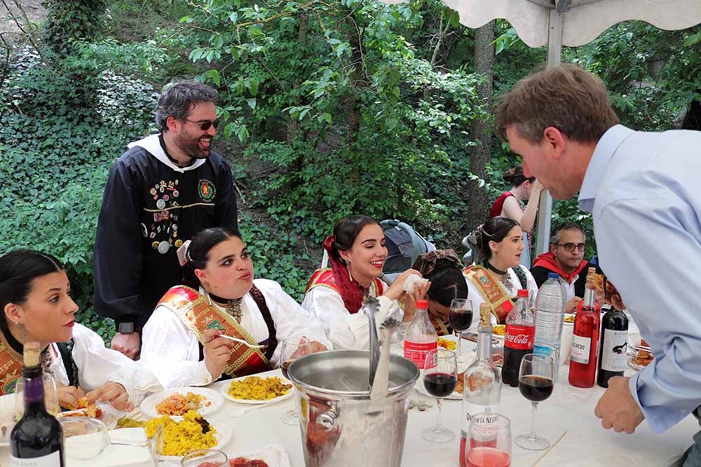 Los concejales del Ayuntamiento de Burgos han dejado a un lado las negociaciones políticas y han repartido la paella de la Romería de la Virgen Blanca | Ha habido guiños a la situación política actual pero el desenlace del Gobierno municipal todavía tardará en llegar