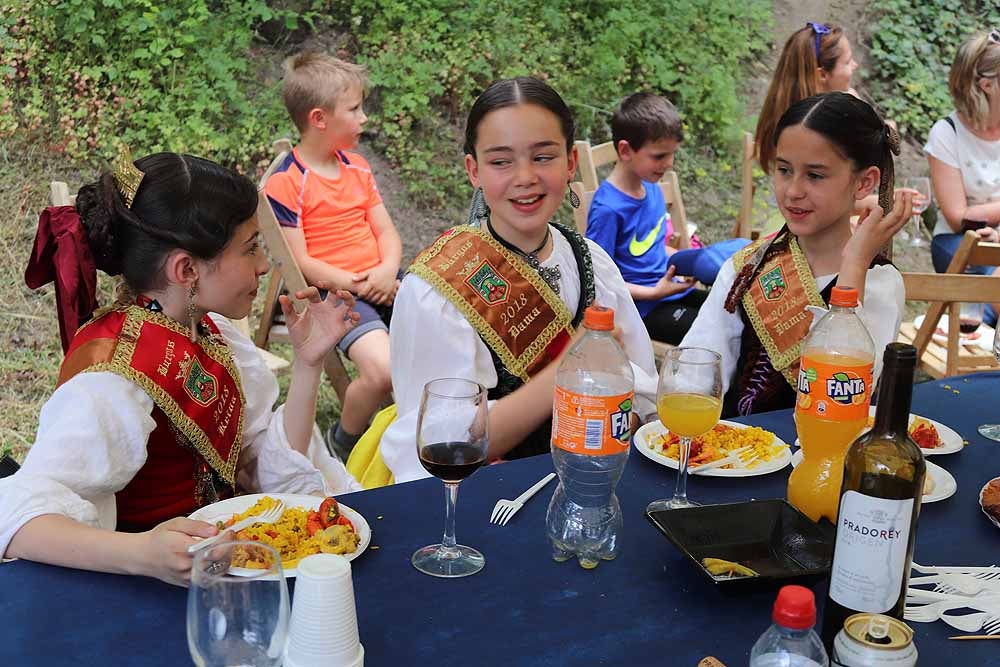 Los concejales del Ayuntamiento de Burgos han dejado a un lado las negociaciones políticas y han repartido la paella de la Romería de la Virgen Blanca | Ha habido guiños a la situación política actual pero el desenlace del Gobierno municipal todavía tardará en llegar