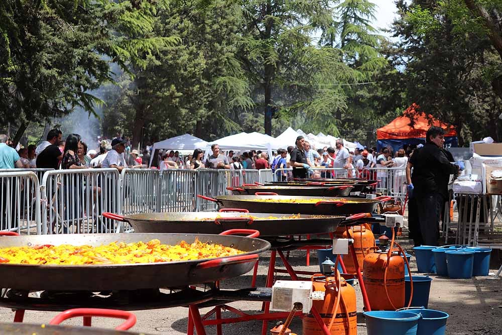 Los concejales del Ayuntamiento de Burgos han dejado a un lado las negociaciones políticas y han repartido la paella de la Romería de la Virgen Blanca | Ha habido guiños a la situación política actual pero el desenlace del Gobierno municipal todavía tardará en llegar