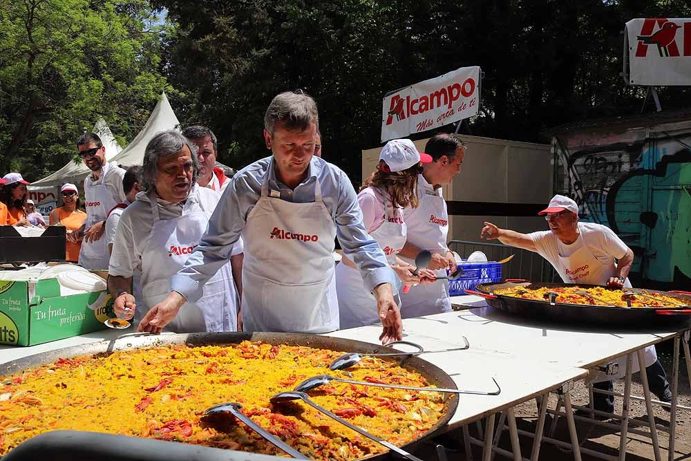 Los concejales del Ayuntamiento de Burgos han dejado a un lado las negociaciones políticas y han repartido la paella de la Romería de la Virgen Blanca | Ha habido guiños a la situación política actual pero el desenlace del Gobierno municipal todavía tardará en llegar