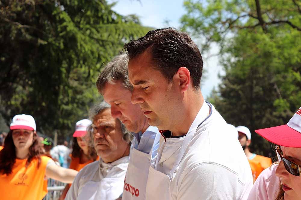 Los concejales del Ayuntamiento de Burgos han dejado a un lado las negociaciones políticas y han repartido la paella de la Romería de la Virgen Blanca | Ha habido guiños a la situación política actual pero el desenlace del Gobierno municipal todavía tardará en llegar