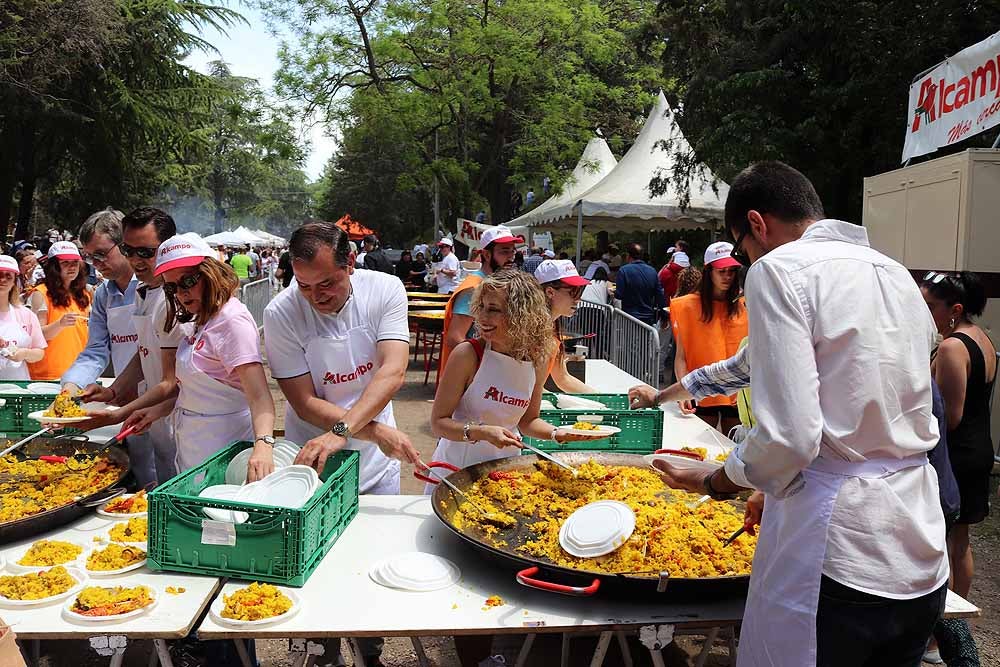 Los concejales del Ayuntamiento de Burgos han dejado a un lado las negociaciones políticas y han repartido la paella de la Romería de la Virgen Blanca | Ha habido guiños a la situación política actual pero el desenlace del Gobierno municipal todavía tardará en llegar