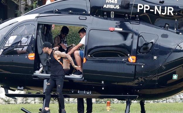 Neymar llega en helicóptero a la concentración de la selección brasileña. 