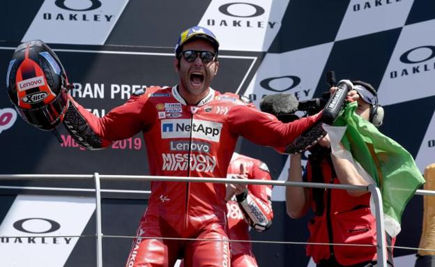 Danilo Petrucci festeja su victoria en el Gran Premio de Italia. 