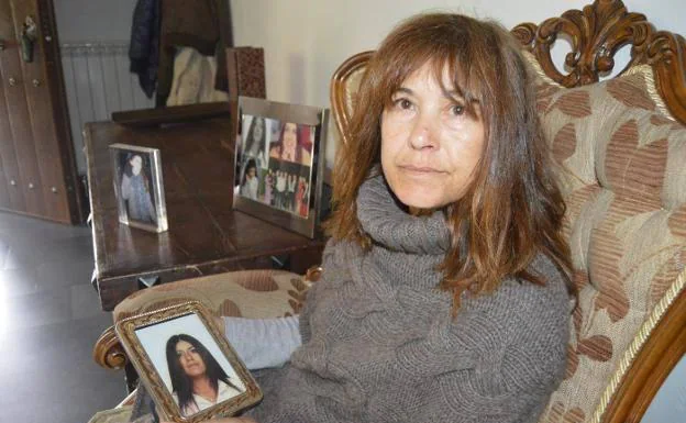 La madre de Sheila Barrero con una fotografía de su hija