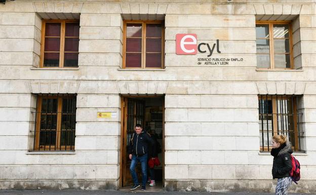 Oficina del Ecyl en la calle cadenas de San Gregorio de Valladolid. 