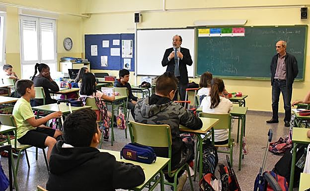 Arturo Almansa, presidente de Cruz Roja Española en Burgos, se dirige a los alumnos del centro. 