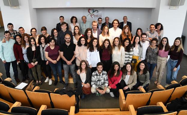 El grupo de los nuevos MIR con miembros de la Junta directiva del Colegio Oficial de Médicos de Burgos. 