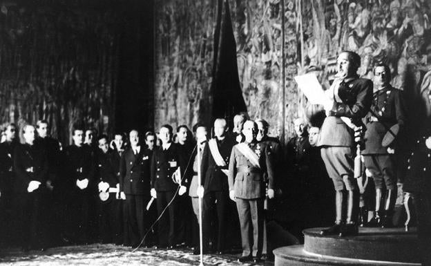 El General Farncisco Franco Bahamonde lee un discurso tras ser proclamado Jefe del Estado en los salones de la Capitanía General de Burgos, el 1 de octubre de 1936. 