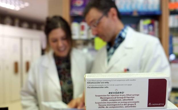 Bexsero, vacuna de la meningitis B en la farmacia de Rafael Martínez, en las Delicias, en Valladolid. 