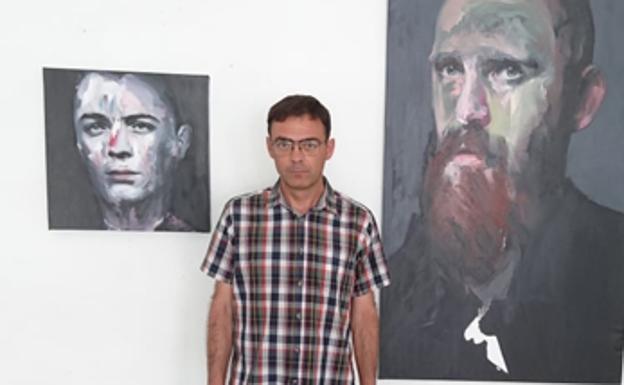 Enrique Barrio junto a sus obras. 