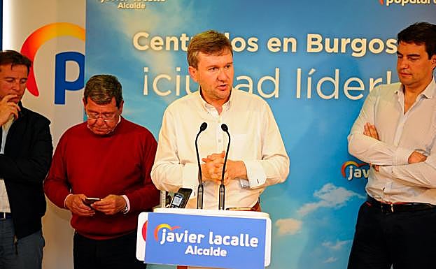 Javier Lacalle (en primer término), escoltado (de izquierda a derecha) por Borja Suárez, César Rico y Ángel Ibáñez