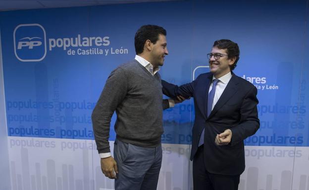 Raúl de la Hoz y Alfonso Fernandez Mañueco en la sede regional del PP de Valladolid. 