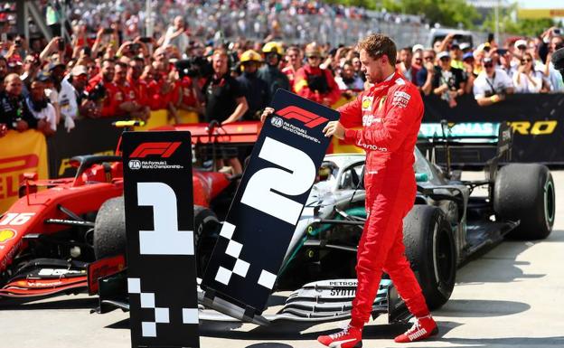 Vettel cambia los carteles tras la polémica sanción. 