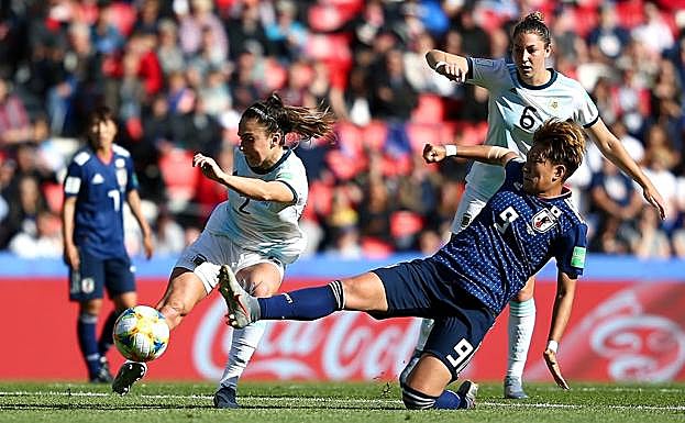 Augustina Barroso (i) despeja un balón ante Yuika Sugasawa (d).
