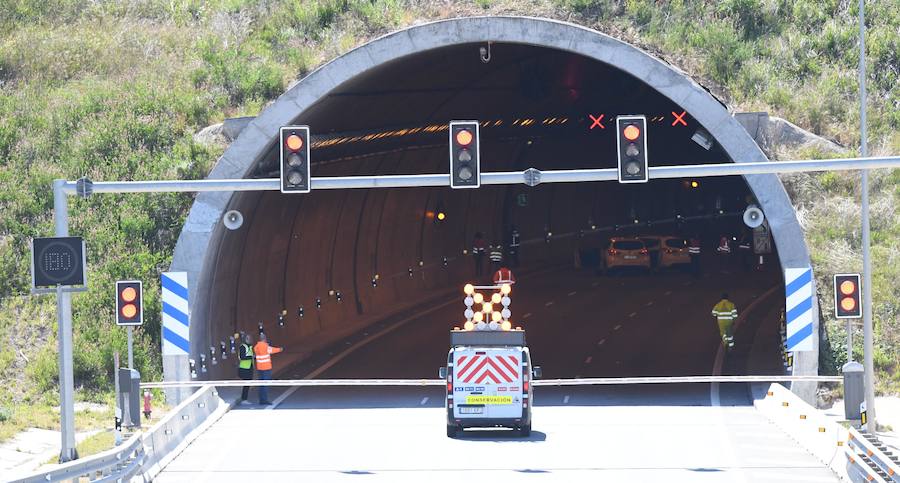 El túnel de Fuente Buena ha vivido hoy su primer simulacro cojunto en el tubo dirección Bilbao. La infraestructura se encuentra en el punto kilométrico 22,455 de la autovía Circunvalación de Burgos BU-30. De esta forma se cumple con el requisito mínimo de seguridad en los túneles de carreteras del Estado, tras haberse cumplido cuatro desde su puesta en servicio