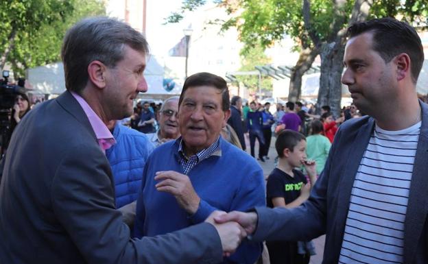 El alcalde en funciones de Burgos, Javier Lacalle, saluda al candidato socialista a la Alcaldía burgalesa, Daniel de la Rosa, en la inauguración de la XXXII edición de la Feria del Mimbre, Barro y Cuero en el parque de San Agustín.