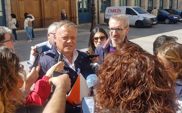 Imagen de Lorenzo Rodríguez atendiendo a los medios a las puertas de la Diputación de Burgos