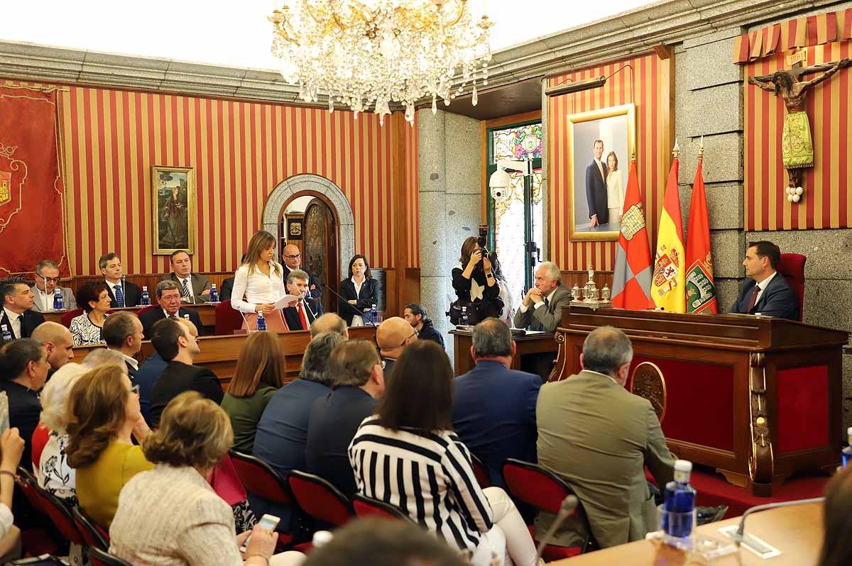 El socialista se ha convertido esta mañana en alcalde de Burgos cuando Vox ha roto la disciplina de partido y se ha votado a sí mismo | El PP nacional ya ha anunciado una moción de censura para crear un gobierno de centroderecha