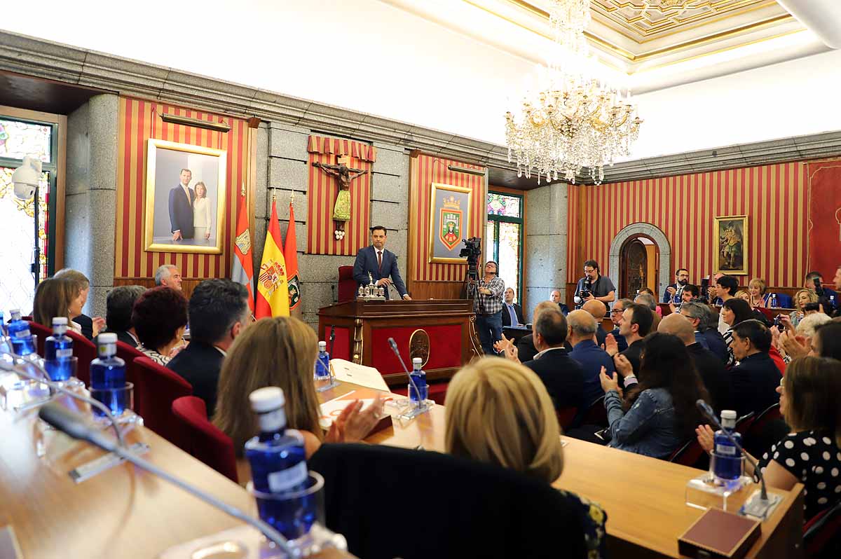 El socialista se ha convertido esta mañana en alcalde de Burgos cuando Vox ha roto la disciplina de partido y se ha votado a sí mismo | El PP nacional ya ha anunciado una moción de censura para crear un gobierno de centroderecha