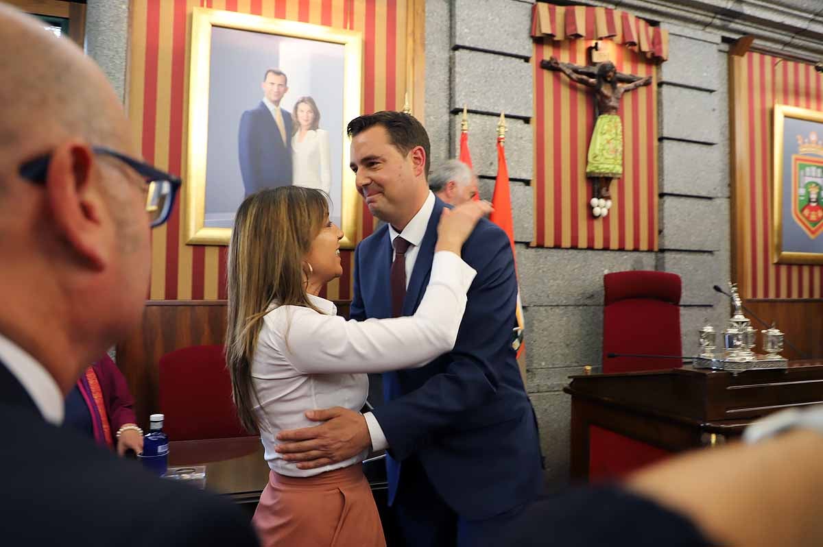 El socialista se ha convertido esta mañana en alcalde de Burgos cuando Vox ha roto la disciplina de partido y se ha votado a sí mismo | El PP nacional ya ha anunciado una moción de censura para crear un gobierno de centroderecha