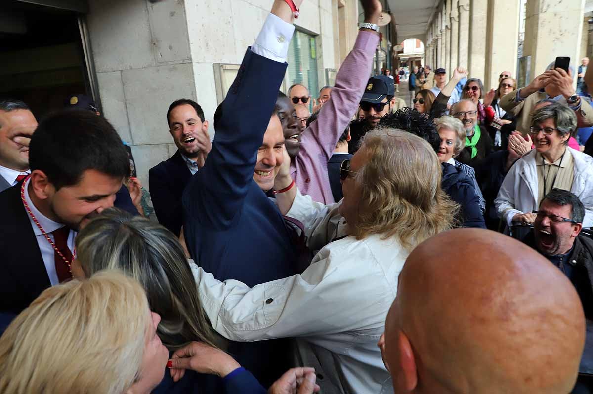 El socialista se ha convertido esta mañana en alcalde de Burgos cuando Vox ha roto la disciplina de partido y se ha votado a sí mismo | El PP nacional ya ha anunciado una moción de censura para crear un gobierno de centroderecha