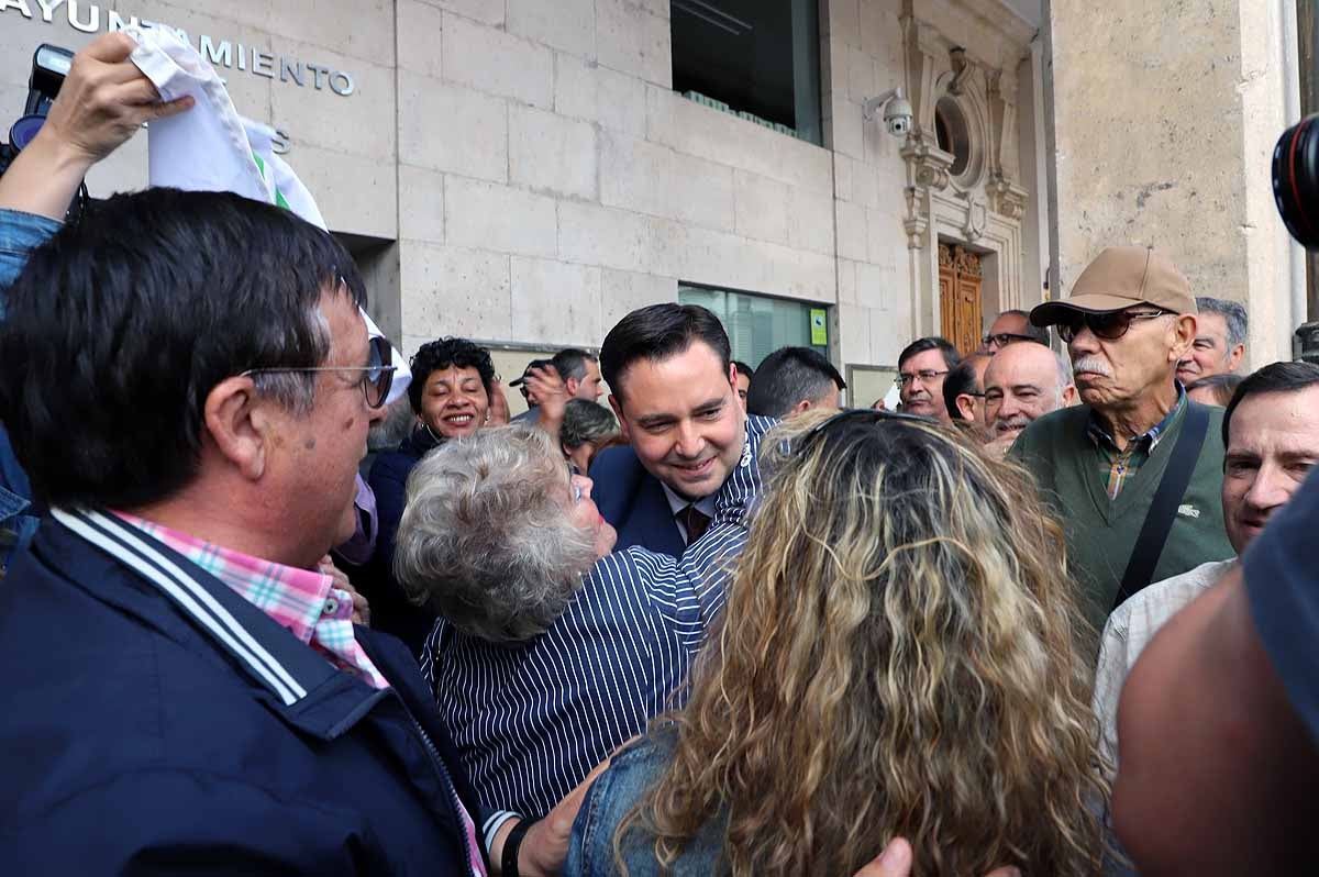 El socialista se ha convertido esta mañana en alcalde de Burgos cuando Vox ha roto la disciplina de partido y se ha votado a sí mismo | El PP nacional ya ha anunciado una moción de censura para crear un gobierno de centroderecha