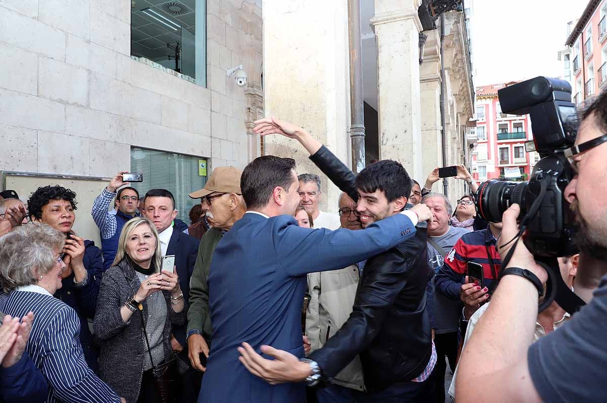 El socialista se ha convertido esta mañana en alcalde de Burgos cuando Vox ha roto la disciplina de partido y se ha votado a sí mismo | El PP nacional ya ha anunciado una moción de censura para crear un gobierno de centroderecha