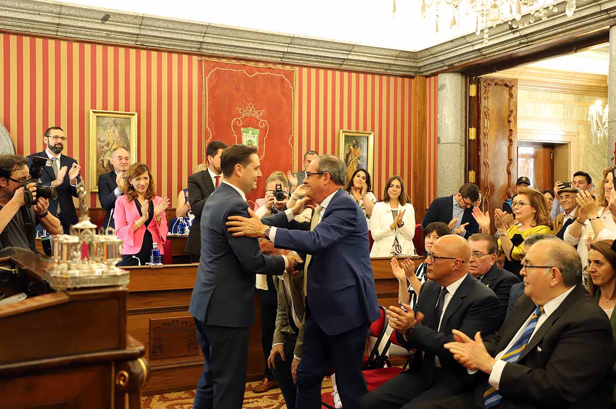 El socialista se ha convertido esta mañana en alcalde de Burgos cuando Vox ha roto la disciplina de partido y se ha votado a sí mismo | El PP nacional ya ha anunciado una moción de censura para crear un gobierno de centroderecha