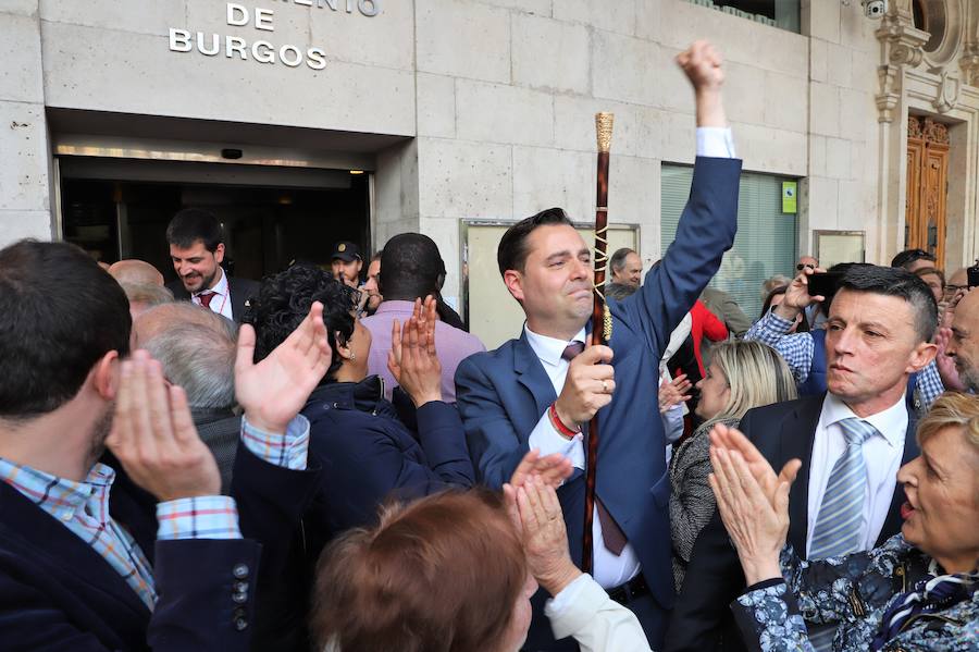 El socialista se ha convertido esta mañana en alcalde de Burgos cuando Vox ha roto la disciplina de partido y se ha votado a sí mismo | El PP nacional ya ha anunciado una moción de censura para crear un gobierno de centroderecha