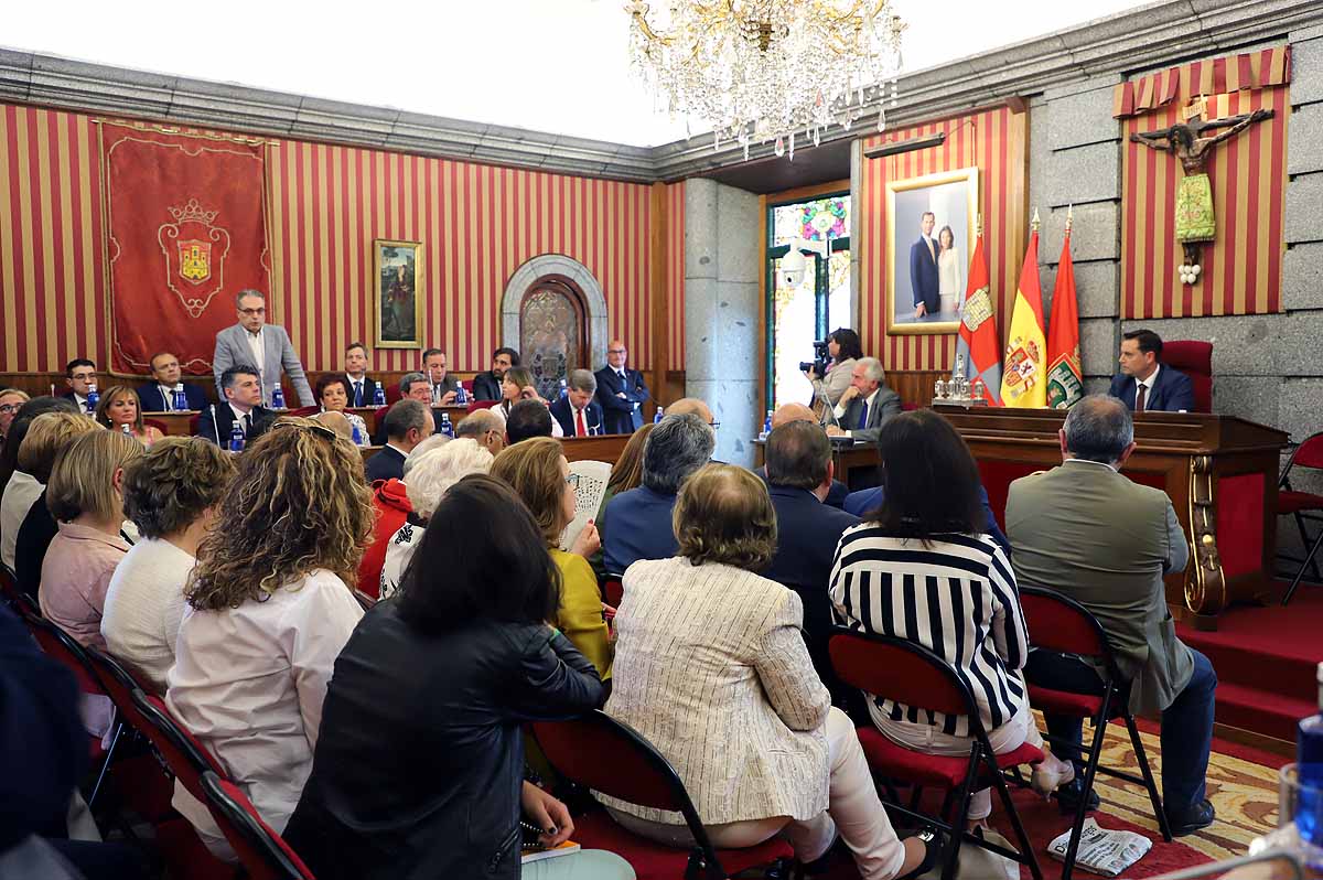 El socialista se ha convertido esta mañana en alcalde de Burgos cuando Vox ha roto la disciplina de partido y se ha votado a sí mismo | El PP nacional ya ha anunciado una moción de censura para crear un gobierno de centroderecha